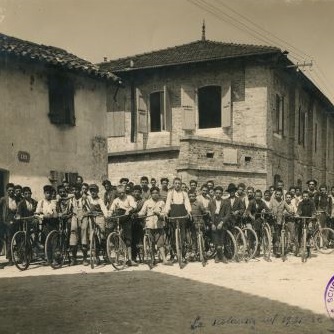 The first pupils in 1922 in front of the headquarters of the School, the Bevilacqua Barracks of Spilimbergo, now Corte Europa