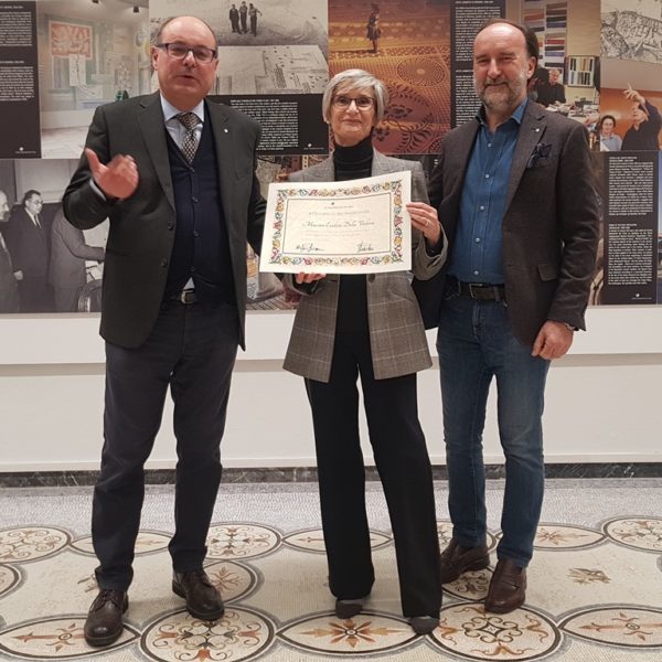 consegna della pergamena alla maestra Della Vedova