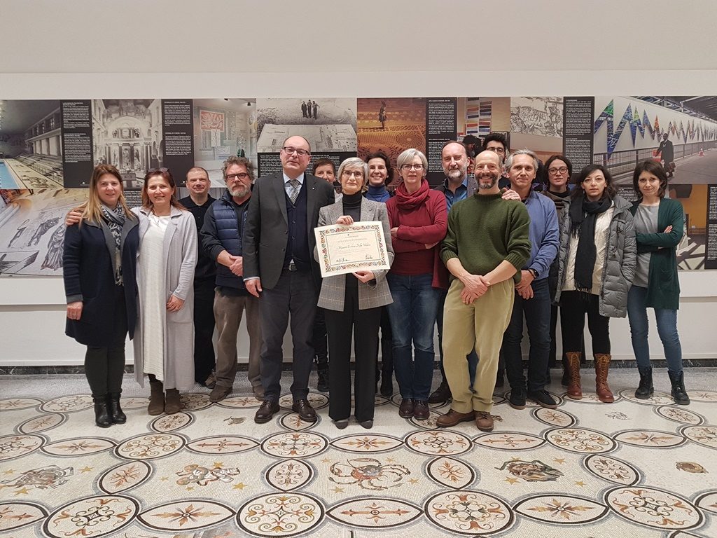 la maestra Della Vedova con lo staff della Scuola Mosaicisti del Friuli