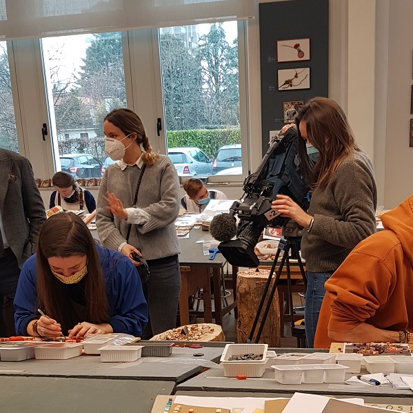 le inviate di France 2 nell'aula del II corso