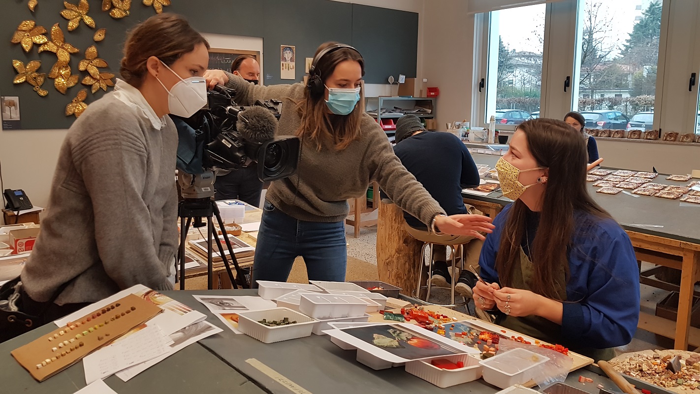 le inviate di France 2 nell'aula del II corso