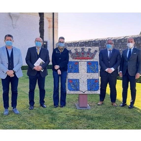 foto di gruppo dopo la riunione in Comune