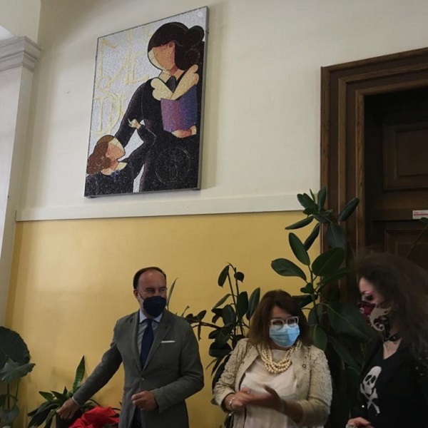 Il mosaico nell'atrio della Scuola con il presidente Lovison e la mosaicista Platolino