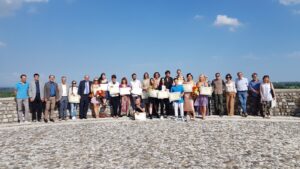 foto di gruppo con lo staff della Scuola e assessore Zannier