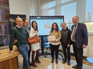 la vincitrice con i titolari della Dudu Bags e i vertici della Scuola