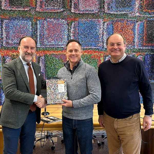 comandante Tad D. Clark con presidente e direttore della Scuola