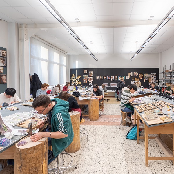Allievi in laboratorio di mosaico