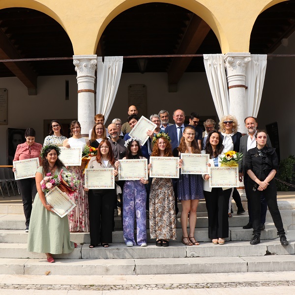 foto di gruppo dei nuovi Maestri Mosaicisti 2024